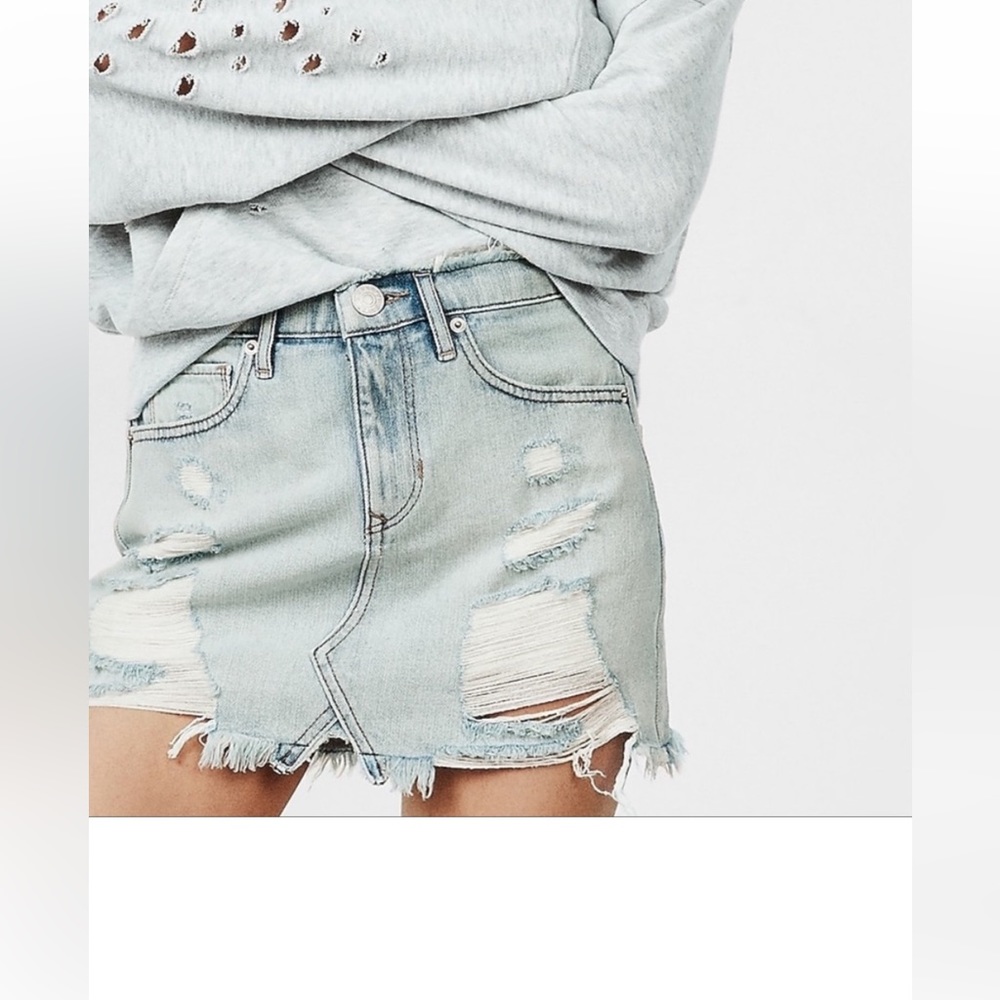 🎀 $10 or 3 / $25 🛍️ Express Straight Mini Mid Rise Lt. Wash Jean Skirt. Like New